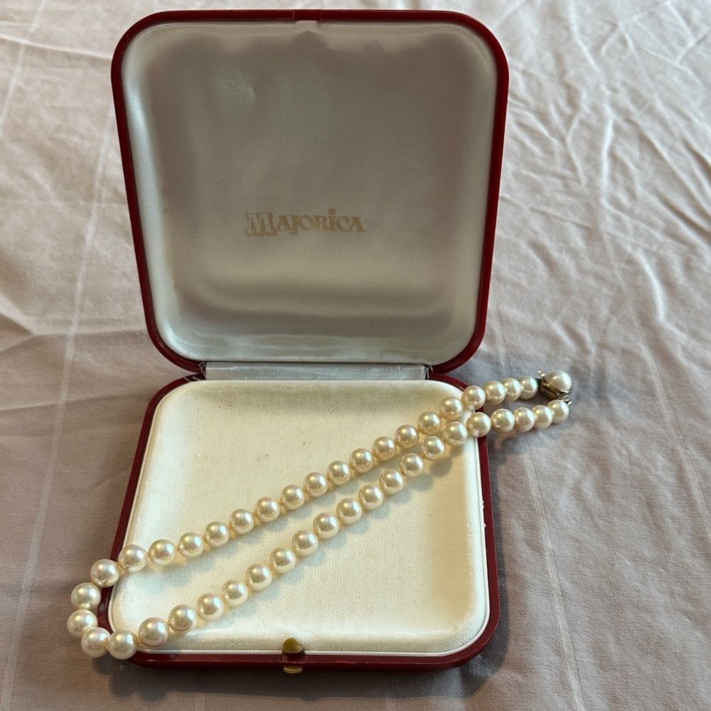 VINTAGE MAJORICA PEARL NECKLACE with gold/pearl CLASP and has BOX